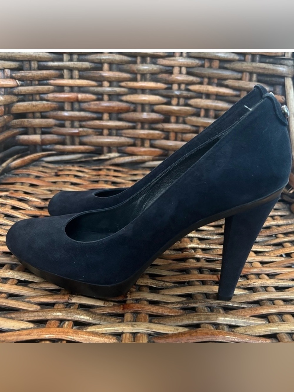 Stuart Weitzman navy suede  Women's Heels in size 7.5 Only worn a few times !